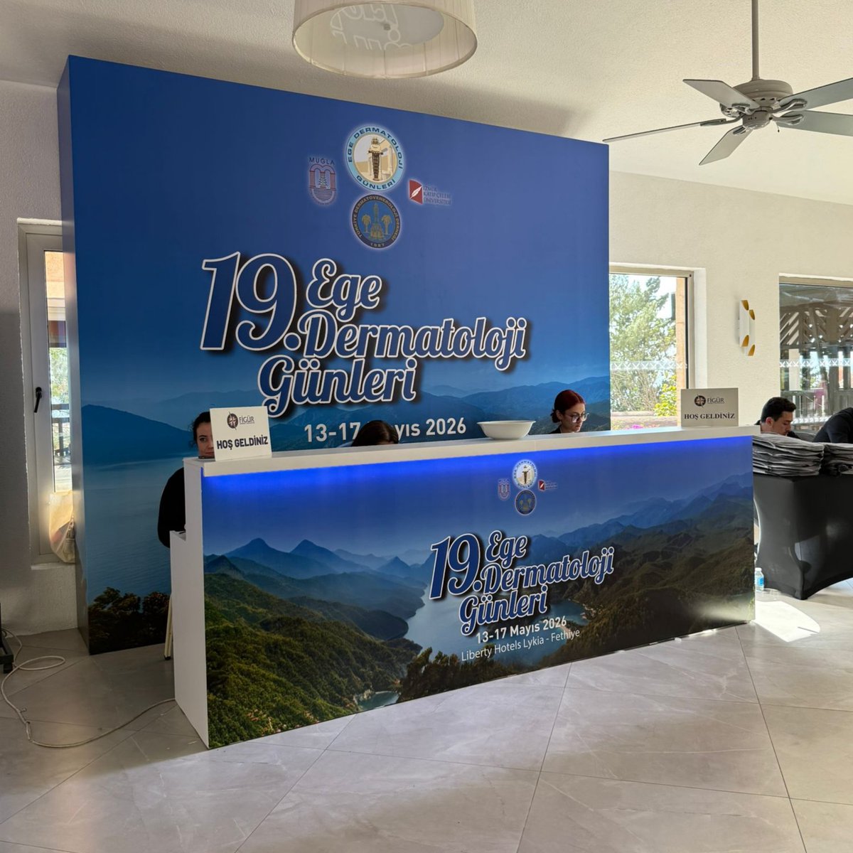 rocrdigital's tweet photo. "Tasarım gücümüzü 19. Ege Dermatoloji Günleri’ne taşıdık. 🔵 Tüm görsel süreçlerdeki yaratıcı dokunuşlar bize, bu tasarımları gerçeğe dönüştüren kusursuz işçilik ise @crewdekor’a ait. 
Başarılı bir organizasyonun daha parçası olmanın mutluluğuyla! 🌟

#ROCRDigital https://t.co/MHrpFc6BhX