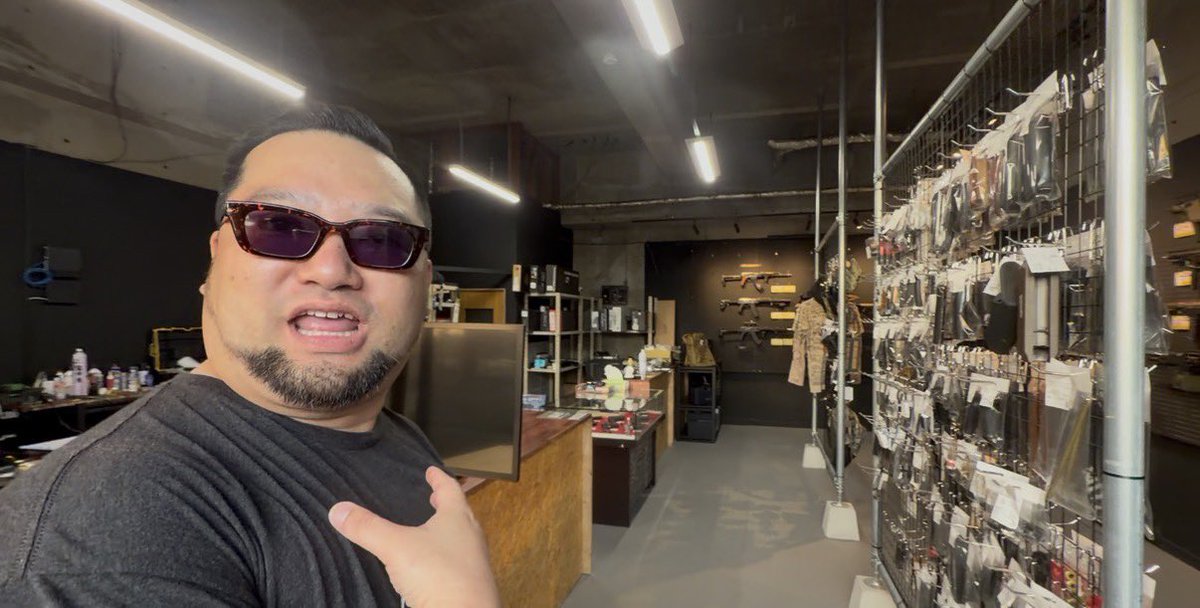 41pxHQ's tweet photo. 5月15日の #おすみイズヒア 。宮崎の名店・MILSPEC CONCEPTを急襲！アポ無し訪問にもかかわらず激しい歓待。宮崎県内にはサバゲーフィールドが11(‼︎)あるとか、AKで盛り上がっているとか...名物スタッフFAT-KIMが繰り出すファンキートーク。 https://t.co/kKOcLRyzhe