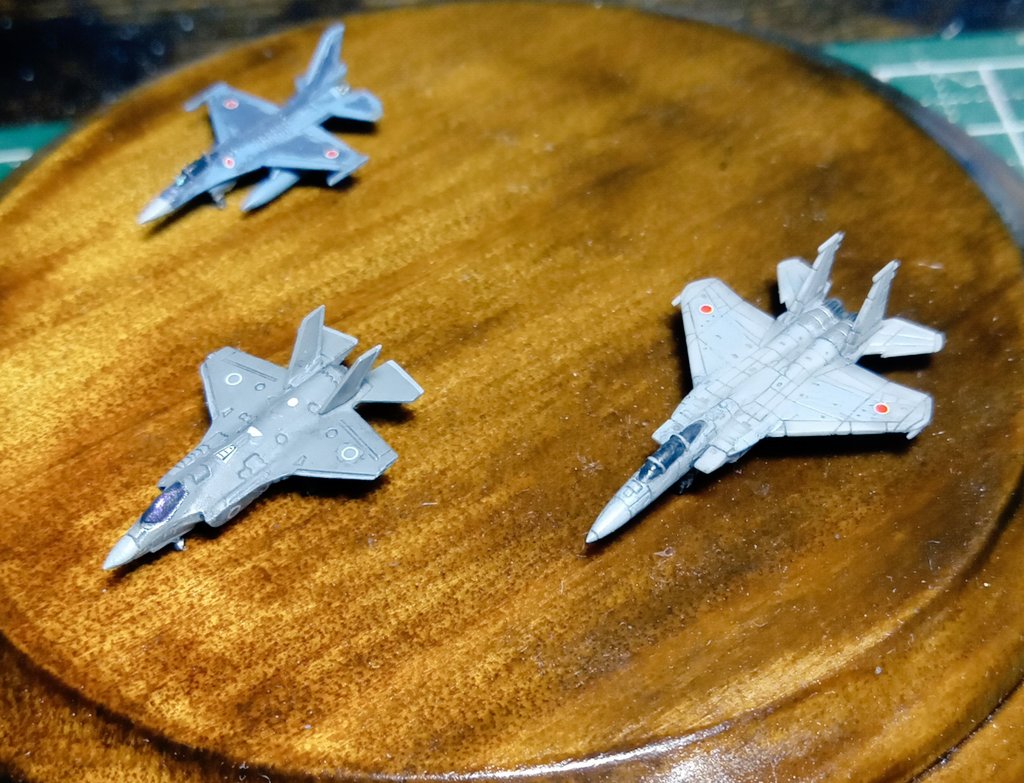 katamoke's tweet photo. 本日の作業🐌
横田準備よろし
(｀･ω･´)ゞ

まだ見ぬF-35Aが関東にて見れるのを知り急遽製作を

ステルス機の流線型のおかげ(ほぼ一体化部品)にて何とか形になりました😄

F-15Jも仮組して空自戦闘機が揃いました😊

(手荷物検査がはたして💦)

#ピットロード
#F35A
#F15J
#F2A https://t.co/Arbuf7oC3z