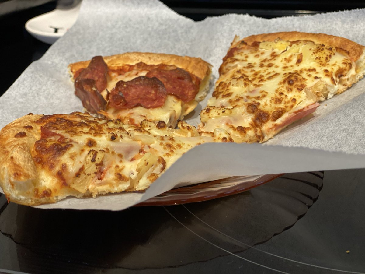 ezeewrap's tweet photo. NO MORE SOGGY PIZZA! …place EZEEWRAP parchment paper between the pizza and plate/frying pan! #EZEEWRAP #parchmentpaper https://t.co/N2Jcyx74Ad
