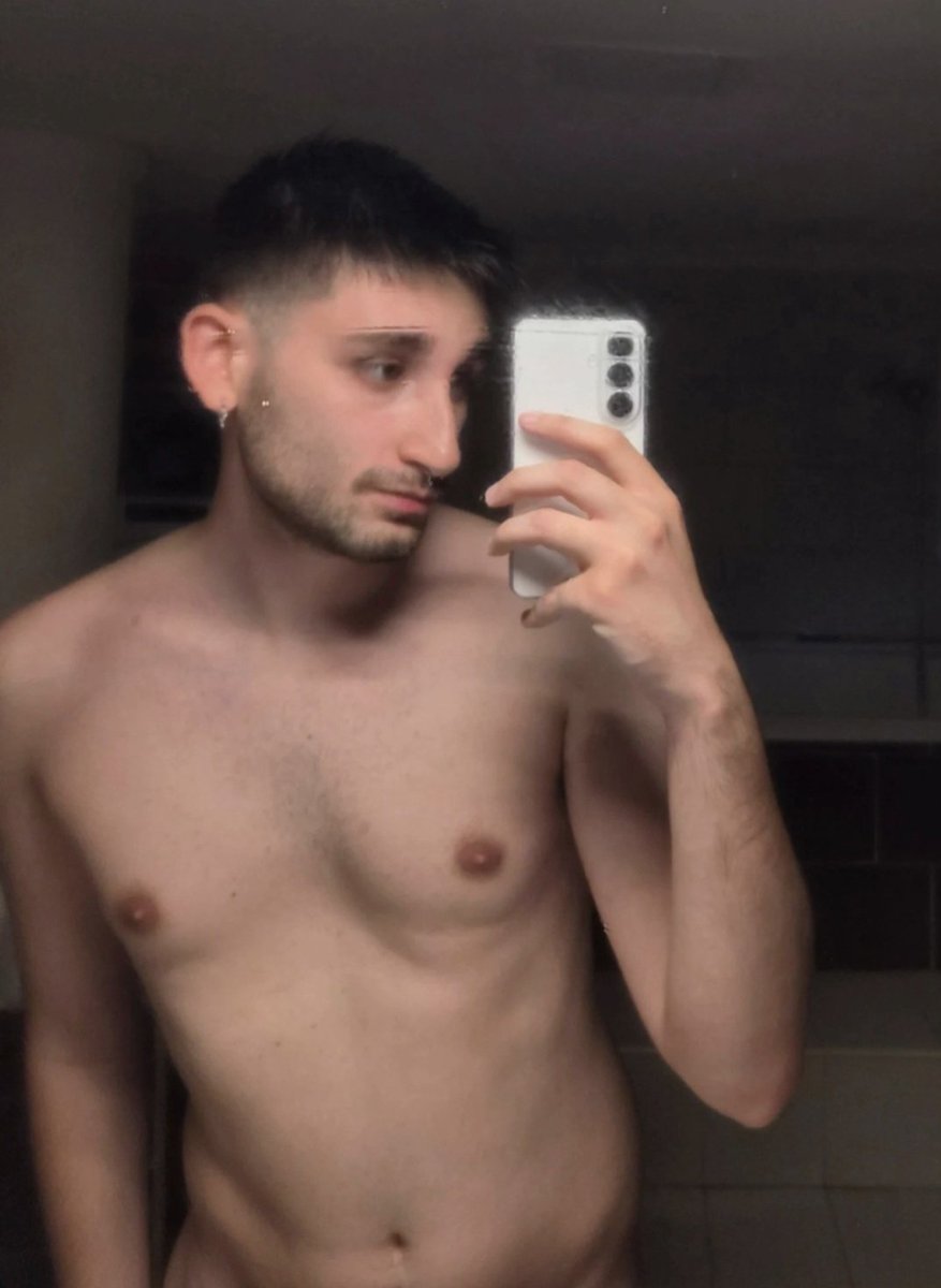 raffaelexi's tweet photo. foto col telefono nuovo 🤠 https://t.co/v5Kvn8B1E5