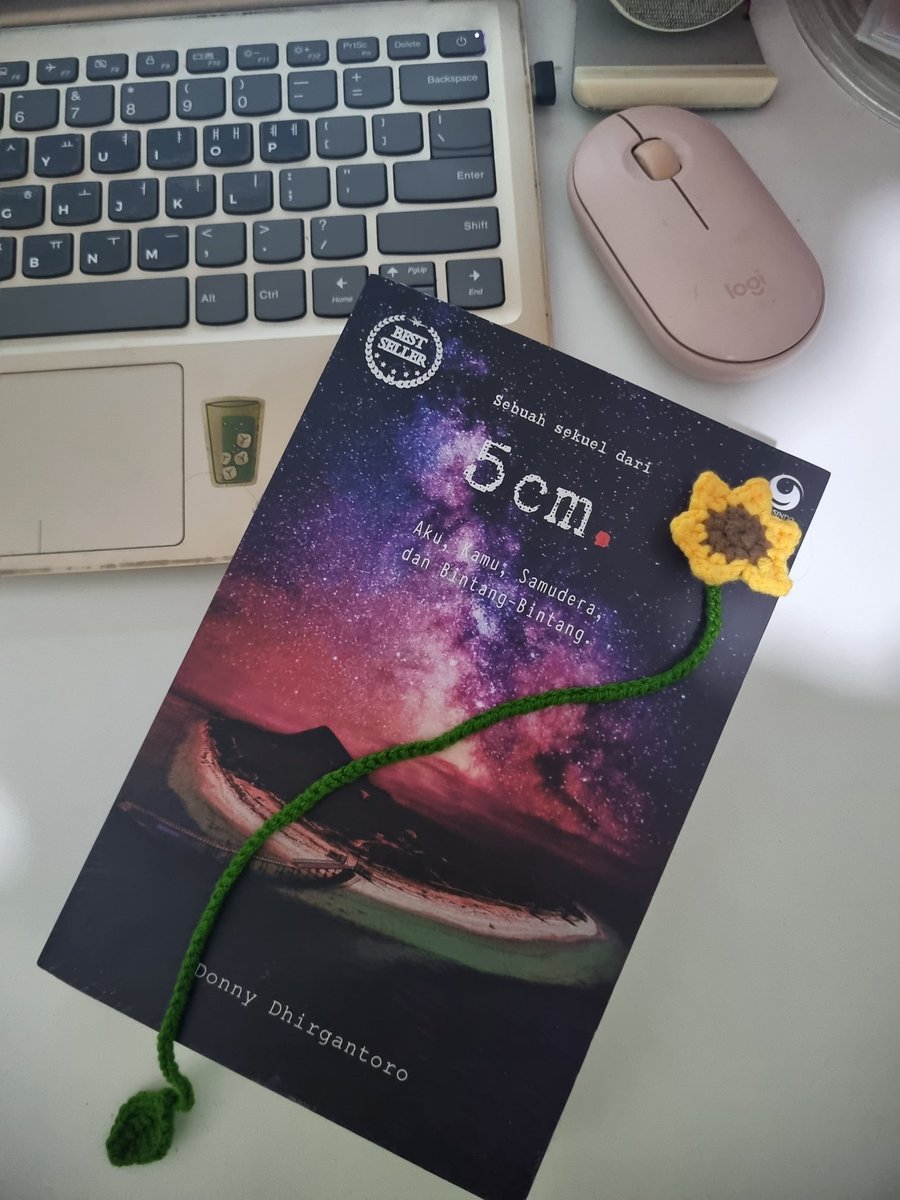 dinaroso's tweet photo. Masuk toko buku niatny cuma "liat-liat" pulangny bawa semesta. Ah, gasabar bacanya (5cm. Aku, kamu, samudra dan bintang-bintang) 

#5cm #akukamusamudradanbintabintang https://t.co/h8Pe58YPS1