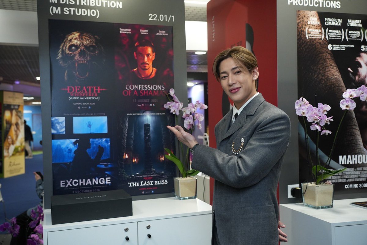 MajorGroup's tweet photo. M STUDIO นำทีม “คำสารภาพของหมอผี” ร่วมงาน Thai Night ในเทศกาลภาพยนตร์เมืองคานส์ ครั้งที่ 79 🇫🇷✨

นำโดย “แบมแบม กันต์พิมุกต์” พร้อม “อาเล็ก ธีรเดช” “เดนิส เจลีลชา” ร่วมโปรโมทอุตสาหกรรมภาพยนตร์ไทยสู่เวทีโลก

ติดตามโมเมนต์สุดเอ็กซ์คลูซีฟจาก Cannes Film Festival 2026 ได้ผ่านทุกช่องทางของ M STUDIO 🎬

“คำสารภาพของหมอผี”
12 สิงหาคมนี้ ที่ #MajorCineplex

#MSTUDIO #BamBamAt79thCannes
#BamBam #뱀뱀 @BamBam1A 
#BamBamxMSTUDIOxCannes2026
#BamBamXCannes2026 #ConfessionsOfAShaman
#คำสารภาพของหมอผี