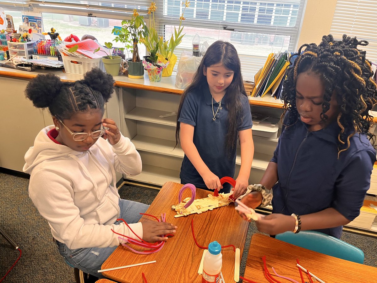 IISD_iLearn's tweet photo. Literature 📚 + Engineering and Design Process 🏗️ = STEM SUCCESS!  Way to go @BartonBuff ! https://t.co/0WGmjsPdXe