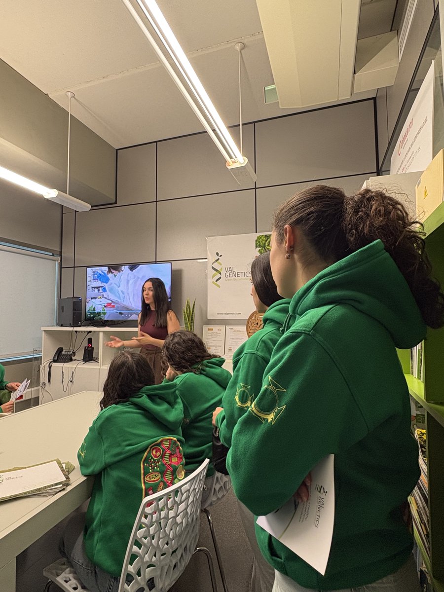 valgenetics's tweet photo. Today we had the pleasure of welcoming the 12th grade Biotechnology students from Colégio Internato dos Carvalhos. It was a great opportunity to share knowledge, and inspire future professionals in the field of biotechnology 🧬🌱

Thank you for your visit and enthusiasm!✨ https://t.co/AdcIVWSE5L
