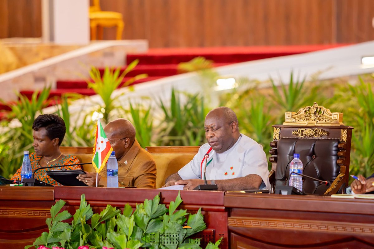 NtareHouse's tweet photo. En vue d'échanger sur les préoccupations des acteurs politiques par rapport à l'élection de  2027, SE @GeneralNeva réunit les partenaires électoraux au palais de Kiriri, dans un dialogue inclusif sous le thème: «Empruntons tous une même voie pour une élection sans faille ». https://t.co/xHMjeeITJy