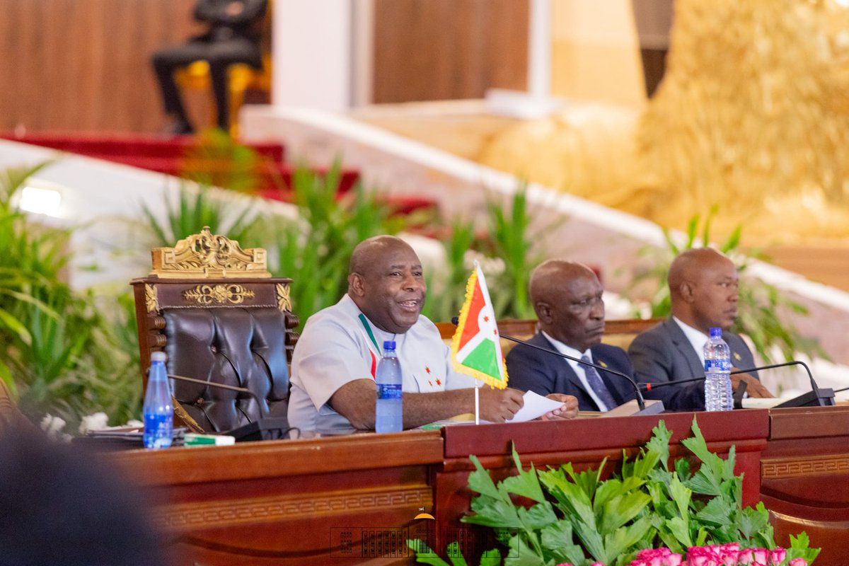 NtareHouse's tweet photo. En vue d'échanger sur les préoccupations des acteurs politiques par rapport à l'élection de  2027, SE @GeneralNeva réunit les partenaires électoraux au palais de Kiriri, dans un dialogue inclusif sous le thème: «Empruntons tous une même voie pour une élection sans faille ». https://t.co/xHMjeeITJy