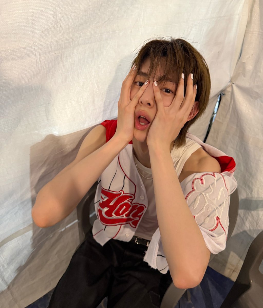 티티 tweet media