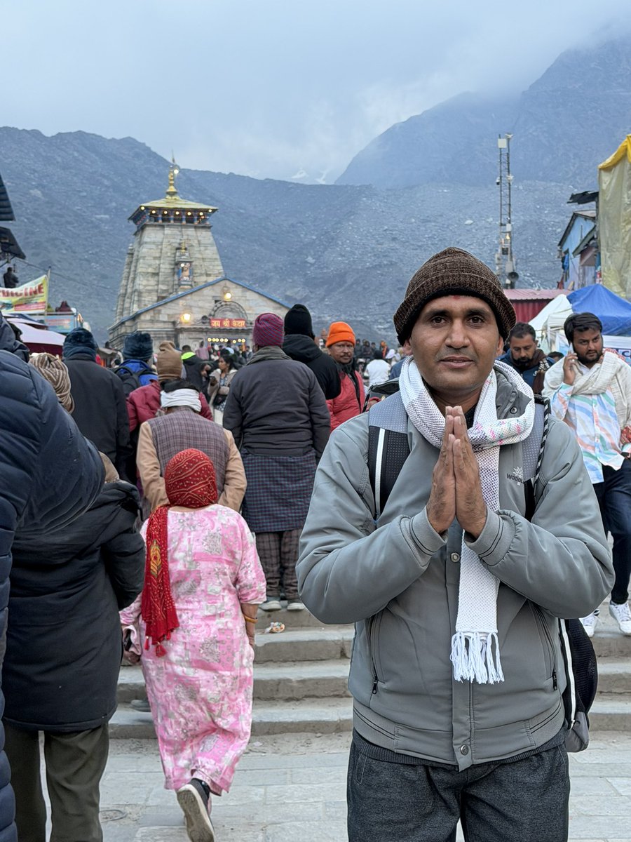 BLjangid13's tweet photo. चारधाम यात्रा – केदारनाथ, यमुनोत्री, गंगोत्री और बद्रीनाथ का अनुभव बेहद शानदार रहा। प्रशासन का सहयोग सराहनीय रहा और यहाँ के आम लोग सच में देवतुल्य हैं। उत्तराखंड पुलिस और ड्यूटी पर तैनात पुलिस स्टाफ का धैर्य, व्यवहार और लोगों से संवाद करने का तरीका प्रशंसनीय है। विशेषकर धार्मिक स्थलों पर जिस संयम और सेवा भावना से कार्य हो रहा है, वह सीखने योग्य है। मुख्यमंत्री धामी सरकार की व्यवस्थाओं को सलाम। 🙏🚩 #CharDhamYatra #Uttarakhand @pushkardhami  @BJP4UK @UTDBofficial @ukcmo @uttarakhandcops