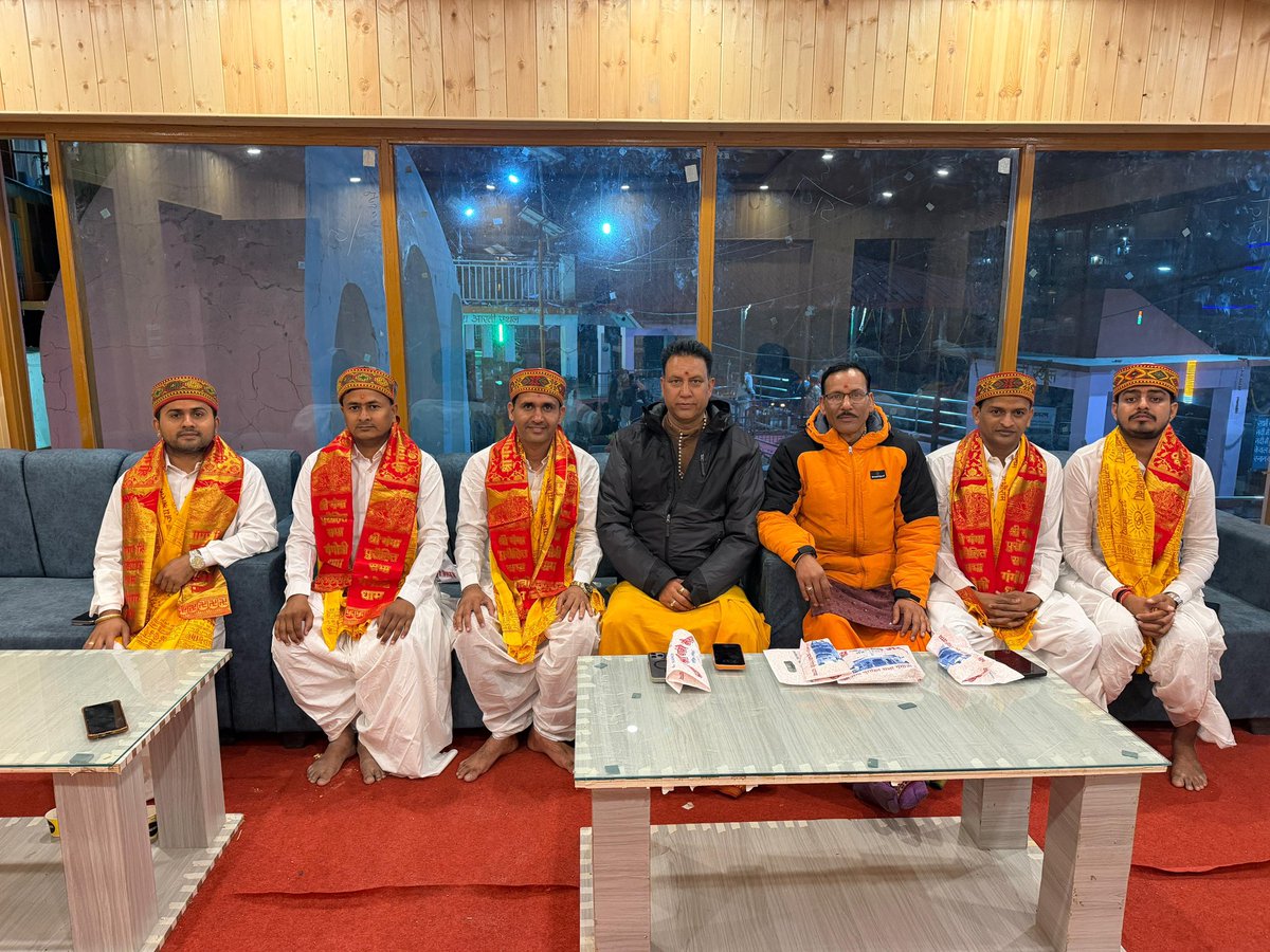 BLjangid13's tweet photo. चारधाम यात्रा – केदारनाथ, यमुनोत्री, गंगोत्री और बद्रीनाथ का अनुभव बेहद शानदार रहा। प्रशासन का सहयोग सराहनीय रहा और यहाँ के आम लोग सच में देवतुल्य हैं। उत्तराखंड पुलिस और ड्यूटी पर तैनात पुलिस स्टाफ का धैर्य, व्यवहार और लोगों से संवाद करने का तरीका प्रशंसनीय है। विशेषकर धार्मिक स्थलों पर जिस संयम और सेवा भावना से कार्य हो रहा है, वह सीखने योग्य है। मुख्यमंत्री धामी सरकार की व्यवस्थाओं को सलाम। 🙏🚩 #CharDhamYatra #Uttarakhand @pushkardhami  @BJP4UK @UTDBofficial @ukcmo @uttarakhandcops