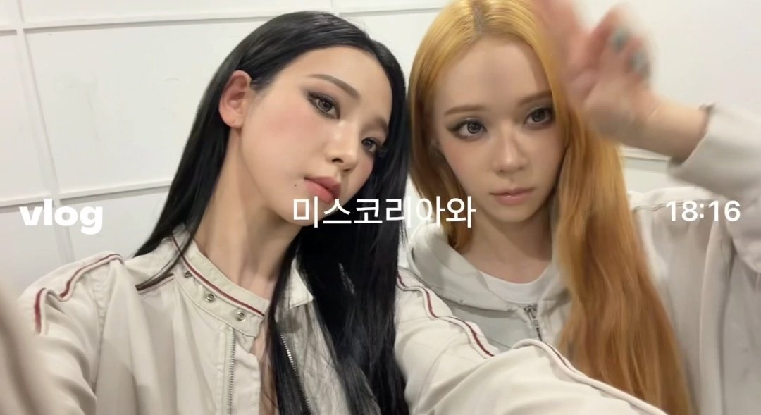 plaexus's tweet photo. breaking her neck just to be a little bit closer to mj https://t.co/p8sW9QSA9v