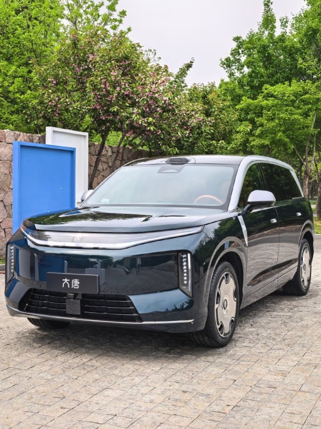 thinkercar's tweet photo. #BYD Chairman Wang Chuanfu said the firm faces tight battery capacity, with Dynasty, Ocean, Denza and Yangwang models in production ramp-up.
He added that monthly sales will grow steadily as battery capacity ramps up.
BYD's Stella Li stated that amid capacity pressure, the brand is actively expanding overseas to optimize its production layout.