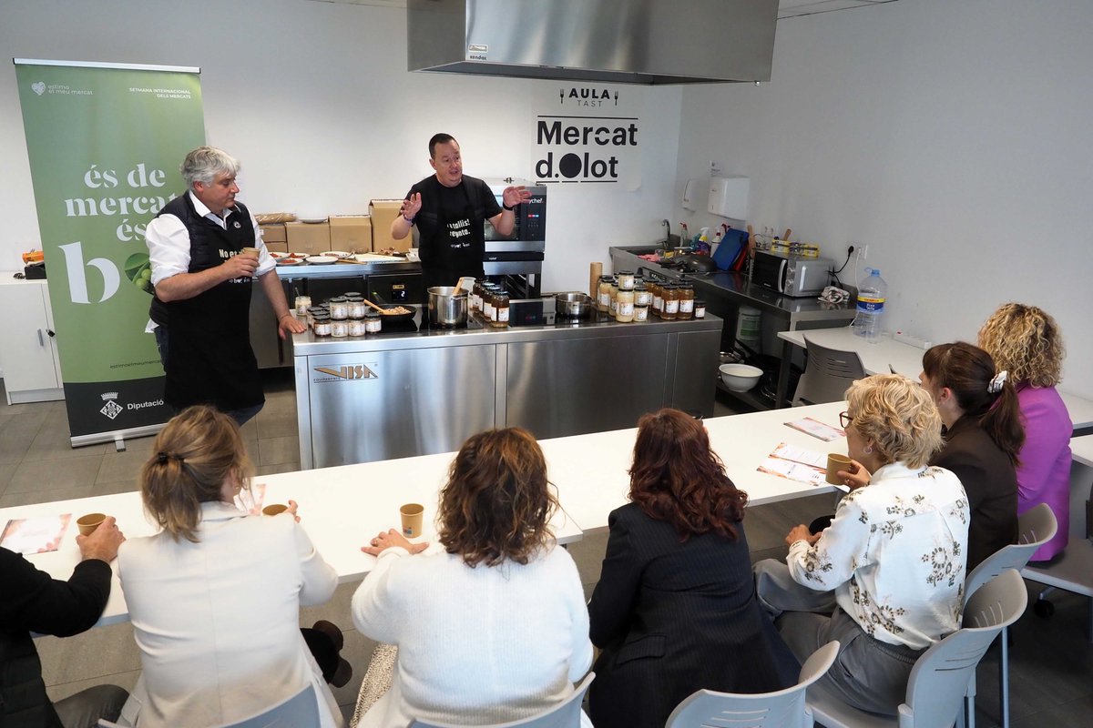 DiputacioGirona's tweet photo. 🛒🥬🍎 Tret de sortida a la 9⃣a edició de la Setmana Internacional dels Mercats‼️

🗓️Fins al 31 de maig
🙌Amb 14 propostes de cuina i gastronomia
📍8 mercats sedentaris de la demarcació

🎙️La diputada de #GironaExcellent i Mercats de la #DdGi, Vanessa Peiró, ha reivindicat el «valor immens del comerç proper i humà».

👀👉https://t.co/XL9j3r9DDX

#PromoEcoDdGi #EstimoelMeuMercat