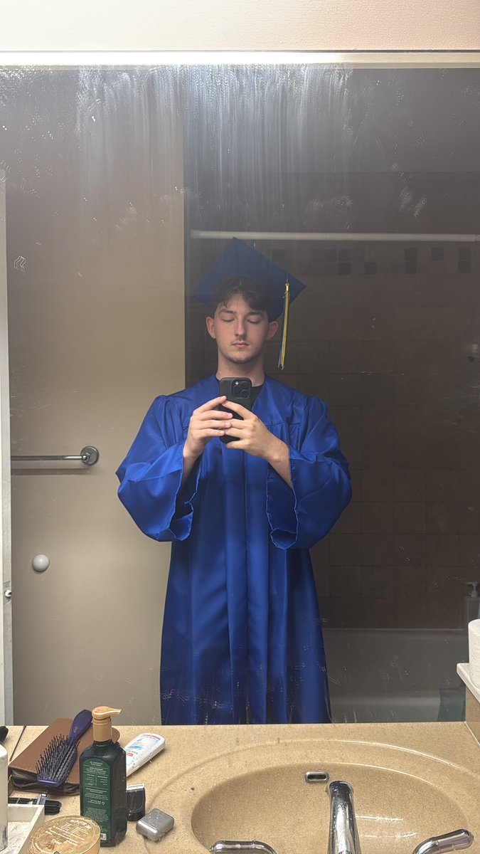 BlitzCS_'s tweet photo. I’m graduating yall https://t.co/C0Xn4c0kkz