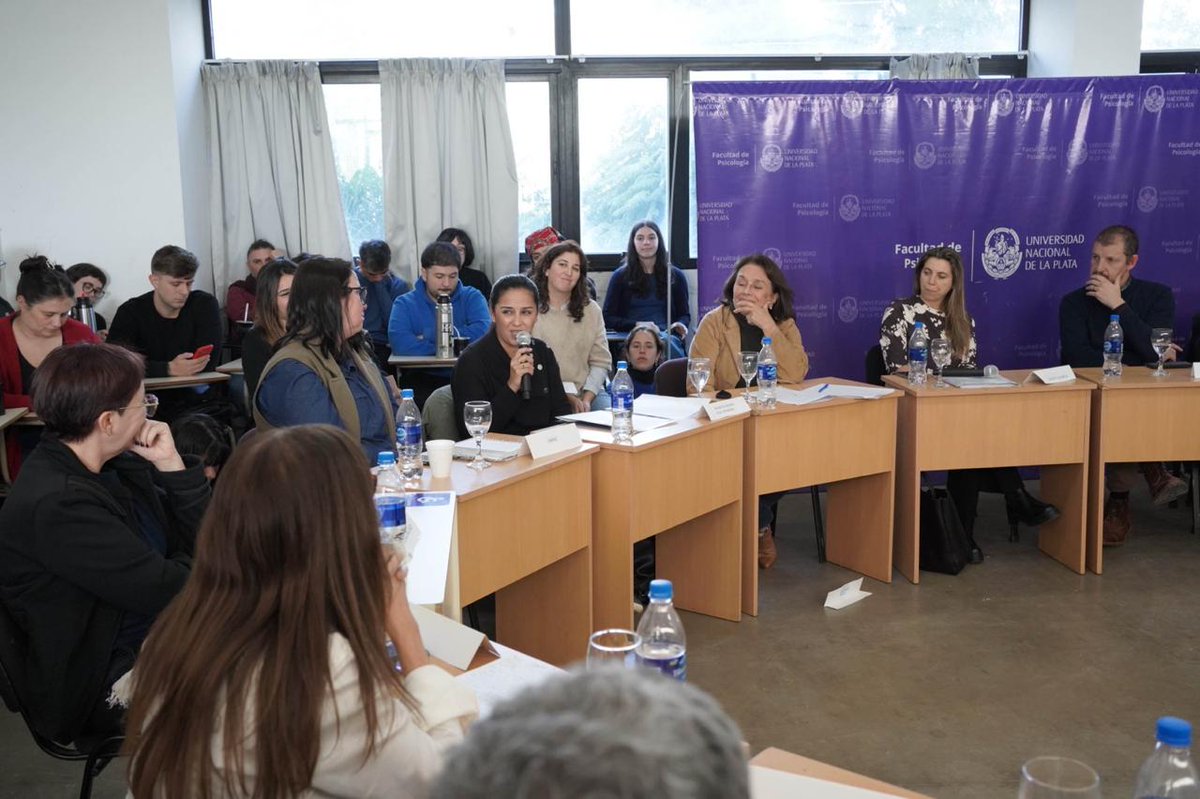 defensoriaPBA's tweet photo. ▶️ Participamos de un encuentro en la @unlp con representantes de organismos provinciales, universidades y colegios profesionales, para debatir las problemáticas de la salud mental, en el marco del desfinanciamiento del gobierno nacional y la reforma de la Ley de Salud Mental. https://t.co/f98vIXq7AQ