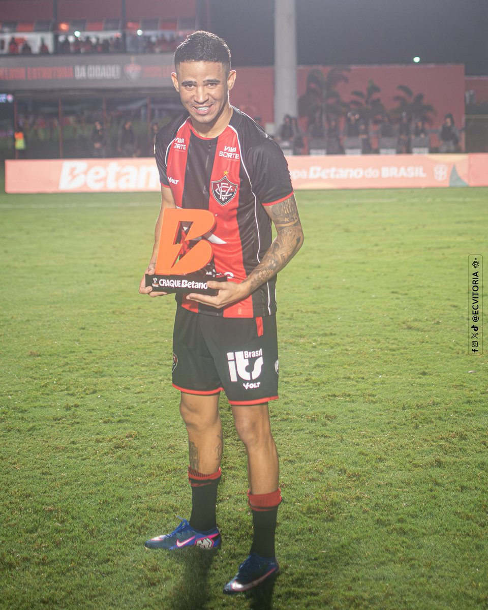ECVitoria's tweet photo. I Like Erick because he is very good!

Minha vida nunca mais foi a mesma depois de ver Erick jogar.

O futebol de Erick é transcendental.

Ele faz a bola encontrar as redes como um romance clássico.

Ele foge do trivial e faz o inimaginável.

UAU! https://t.co/8cxk30QTXZ