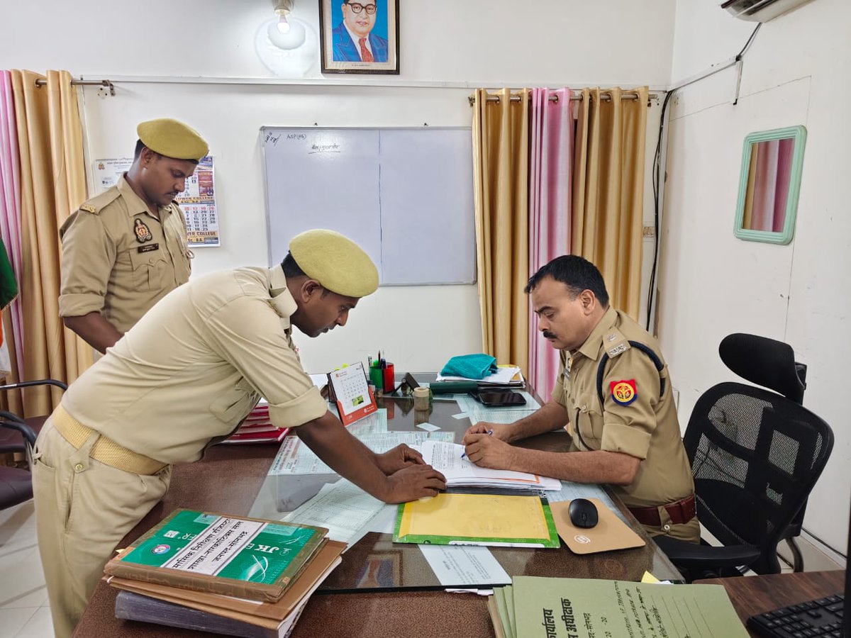 sonbhadrapolice's tweet photo. #ASP_HQ श्री अनिल कुमार द्वारा थाना एएचटी का अर्धवार्षिक निरीक्षण किया गया। निरीक्षण के दौरान थाना कार्यालय, अभिलेखों, मालखाना, सीसीटीएनएस कार्य, महिला हेल्प डेस्क एवं अन्य व्यवस्थाओं का निरीक्षण कर आवश्यक दिशा-निर्देश दिए गए।
@digmirzapur
@adgzonevaranasi
@Uppolice
@dgpup https://t.co/gdznZX8EyK
