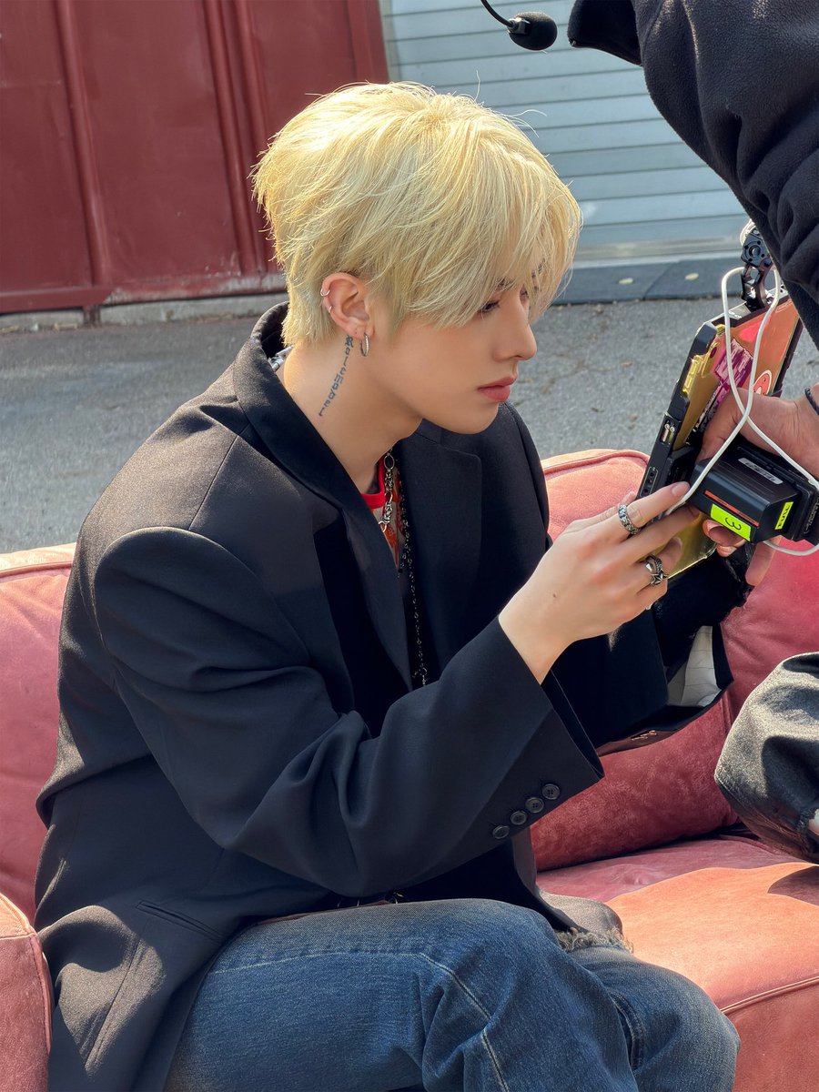 달 tweet media