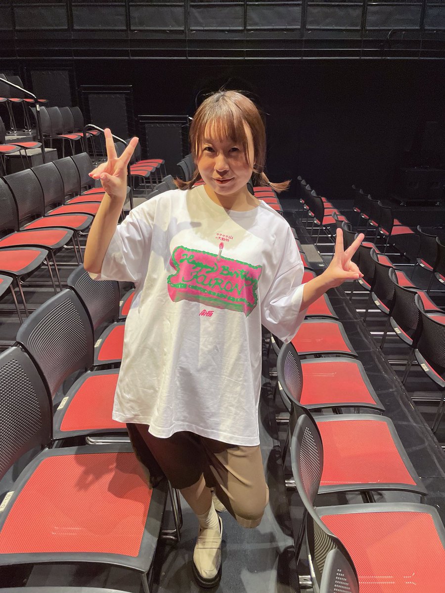 megpan65's tweet photo. 南極『ホネホネ山の大動物』２日目ありがとうございました🦴連日満員御礼！グッズも可愛すぎるという噂ですので、ぜひ
#南極 https://t.co/m3Cu6b4rYV