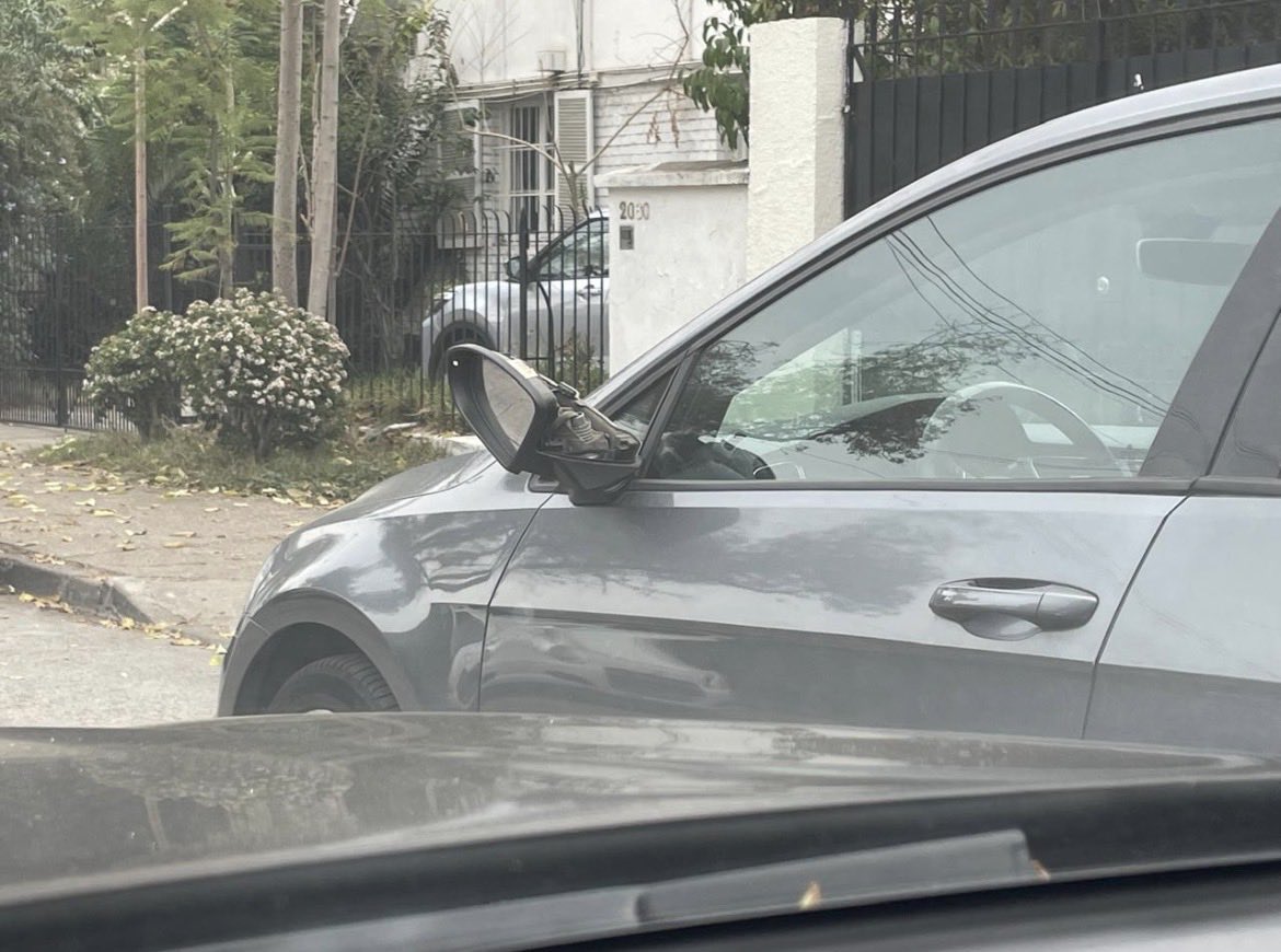 ona_acf's tweet photo. Llegará el día en que @Muni_provi  entienda que calle Los Navegantes no puede ser doble vía ( y estacionamiento público de empleados de  @ClinicaIndisa ) y dejemos de aguantar que pasen estas cosas..  se supone que pagamos contribuciones para vivir así? https://t.co/5BtRDqydgm