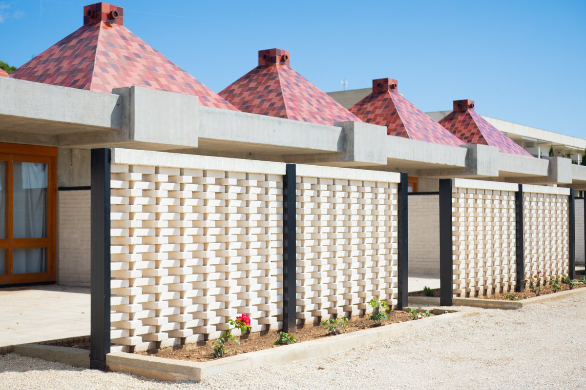 aadipa_coac's tweet photo. Visitem el Poblat Hifrensa, on l'arquitectura estableix un diàleg intens amb el paisatge i el context social.

Amb Juan Fernando Ródenas, arquitecte responsable de la seva rehabilitació i profund coneixedor de l’obra d’Antoni Bonet i Castellana.

#Barcelona2026 #AADIPA #Hifrensa https://t.co/Q2zLUDhczc