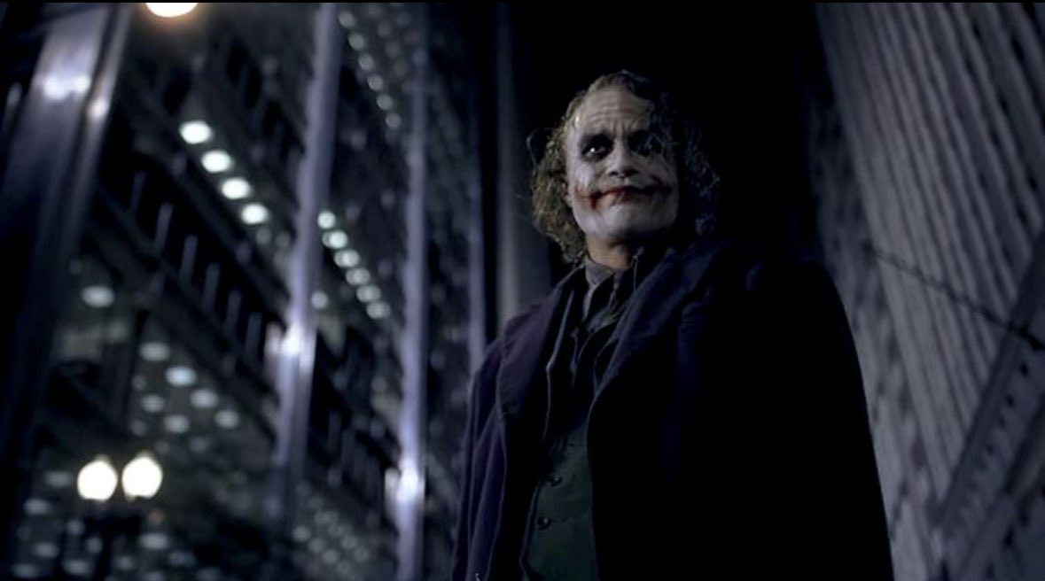 TakeTwo_kw's tweet photo. 🎬 مثال مشهور على الـ Low Angle Shot:

أفلام The Dark Knight استخدمت هالزاوية كثير مع شخصية الجوكر.

لما الكاميرا تكون تحت وتصوره من الأسفل،
تحس إنه مسيطر ومخيف حتى وهو ساكت.

المخرج Christopher Nolan كان يستخدم الزاوية عشان يعطي الشخصية هيبة وتوتر بنفس الوقت.

لهذا أحيانًا مجرد “زاوية تصوير”…
تغيّر إحساسك كامل بالمشهد 🎥

#Cinema #Filmmaking #Movies #TheDarkKnigh
