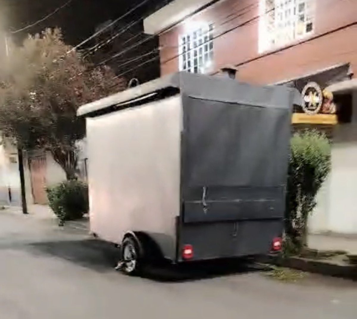Sol_sunshine04's tweet photo. Quiero reportar un remolque/cabina de comida tipo food trailer que lleva varios días estacionado y está obstruyendo la visibilidad de la calle, además de ocupar el carril de forma irregular
Se encuentra en: Heroica Escuela Naval Col San Francisco Culhuacan esq. Ejido san Lorenzo https://t.co/etcvbTKYZu