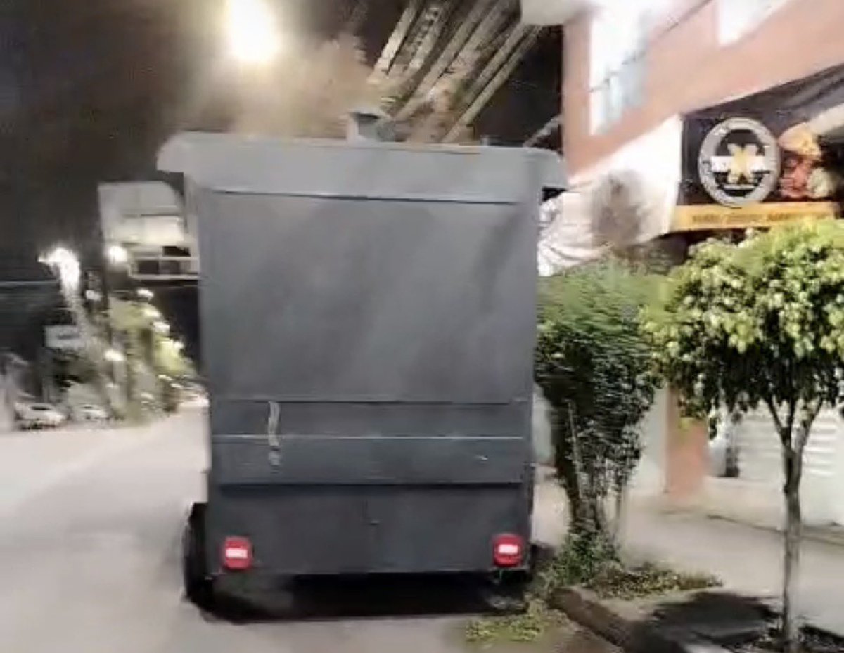 Sol_sunshine04's tweet photo. Quiero reportar un remolque/cabina de comida tipo food trailer que lleva varios días estacionado y está obstruyendo la visibilidad de la calle, además de ocupar el carril de forma irregular
Se encuentra en: Heroica Escuela Naval Col San Francisco Culhuacan esq. Ejido san Lorenzo https://t.co/etcvbTKYZu