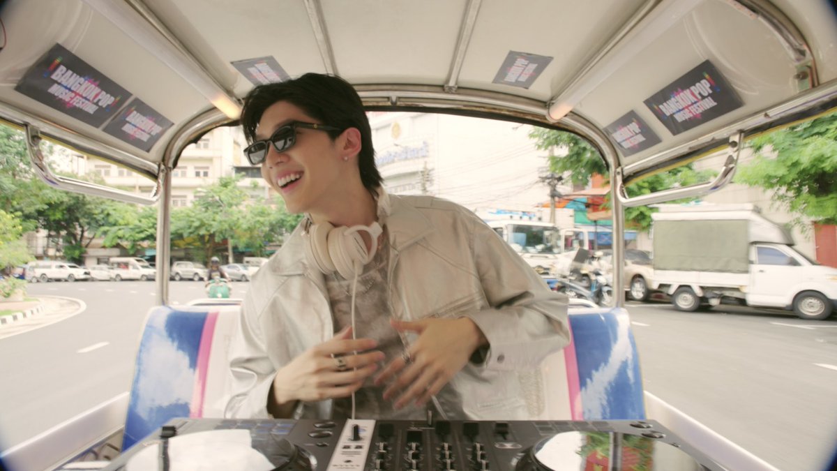 GMMTV's tweet photo. พี่ดีเจอย่างเท่เลยพี่!!! #OnlyFriendsDreamOnFinalEP

@tnbau1 https://t.co/t6KfWypoQ6