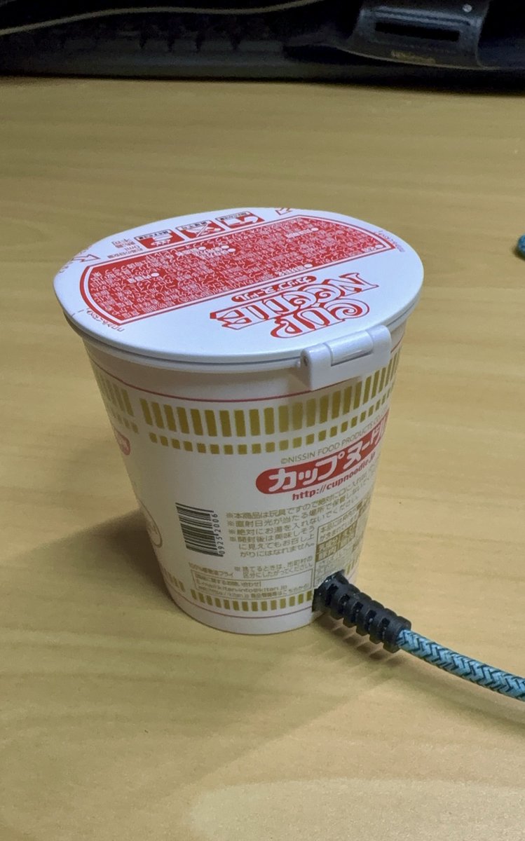 minosuke_11's tweet photo. カップヌードルのリングのガチャをリメイク！！素敵（？）な電子タバコ充電スタンドが出来ましたー！！！ https://t.co/tSCxhv101N