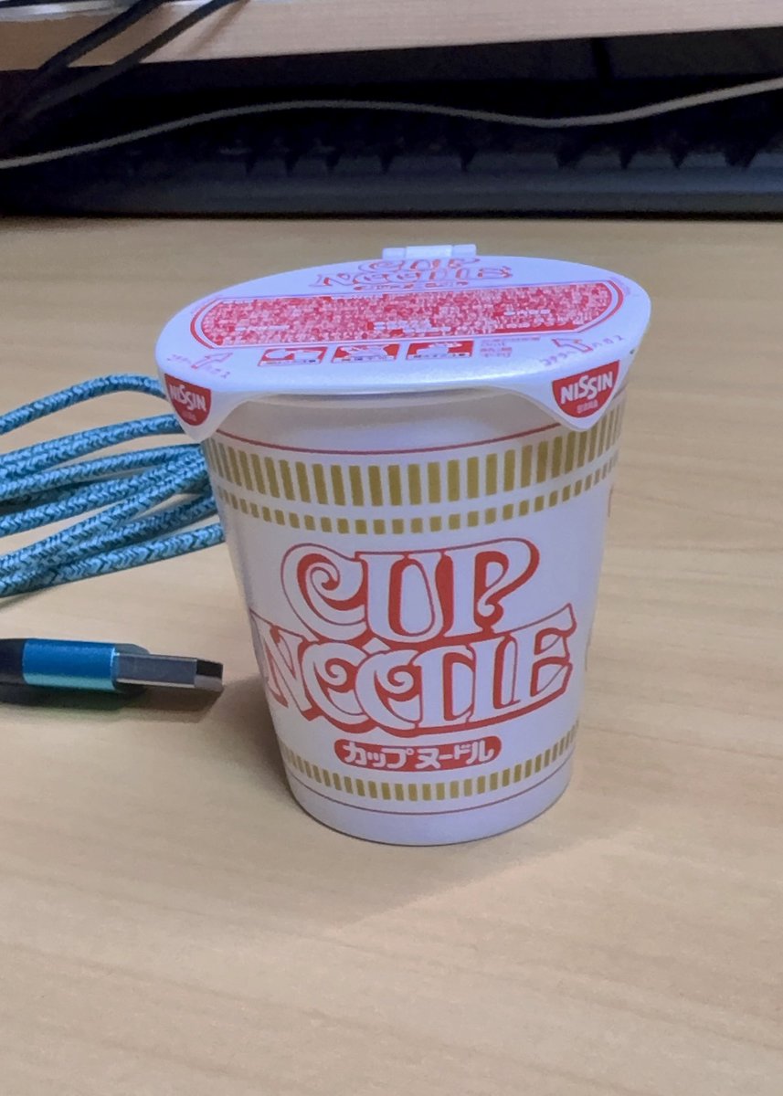 minosuke_11's tweet photo. カップヌードルのリングのガチャをリメイク！！素敵（？）な電子タバコ充電スタンドが出来ましたー！！！ https://t.co/tSCxhv101N