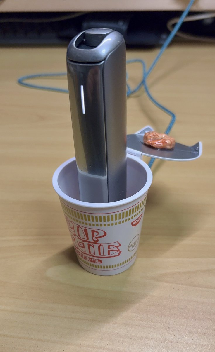 minosuke_11's tweet photo. カップヌードルのリングのガチャをリメイク！！素敵（？）な電子タバコ充電スタンドが出来ましたー！！！ https://t.co/tSCxhv101N
