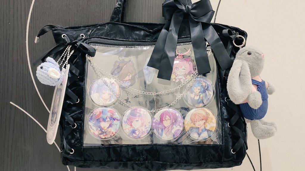 kubisoup's tweet photo. Sticker freebies to all my granblue homies for #CF22!! just tap someone with this itabag ✨ https://t.co/fDMu8arjRz