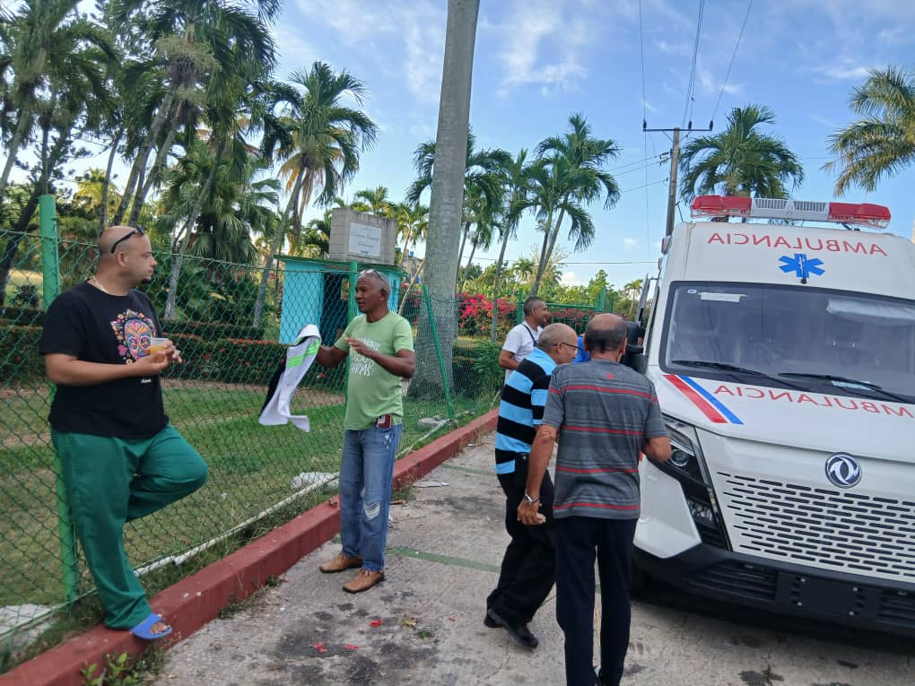 GesapComunica's tweet photo. Detrás de cada ambulancia que se traslada a la provincia está el esfuerzo de un país #Cuba para reforzar el sistema de Salud y están los trabajadores de #Gesap garantizado las gestiones y seguridad del traslado 💪🚑. Llegue el oportuno reconocimiento con #HonorHolguinero https://t.co/szJ3xrj14y
