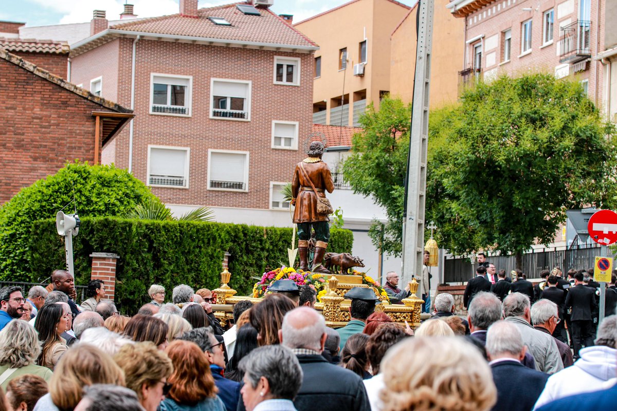 VOX_Azuqueca's tweet photo. Esta mañana, nuestro concejal Miguel Ángel Flores ha asistido en la Iglesia de San Miguel a la Misa Solemne en honor a San Isidro, patrón de #Azuqueca ⛪🌾
Acompañando a los vecinos en esta mañana tan especial que ha concluido con la tradicional bendición de campos. 🌱 https://t.co/mkpxOUCWkm