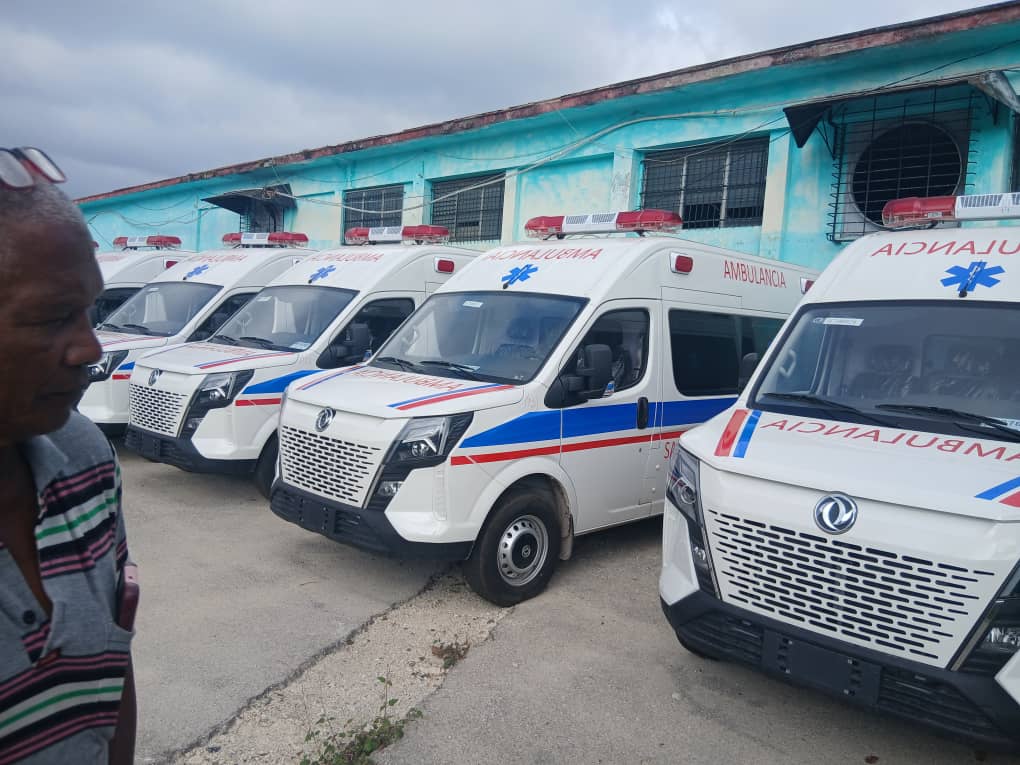 GesapComunica's tweet photo. Detrás de cada ambulancia que se traslada a la provincia está el esfuerzo de un país #Cuba para reforzar el sistema de Salud y están los trabajadores de #Gesap garantizado las gestiones y seguridad del traslado 💪🚑. Llegue el oportuno reconocimiento con #HonorHolguinero https://t.co/szJ3xrj14y