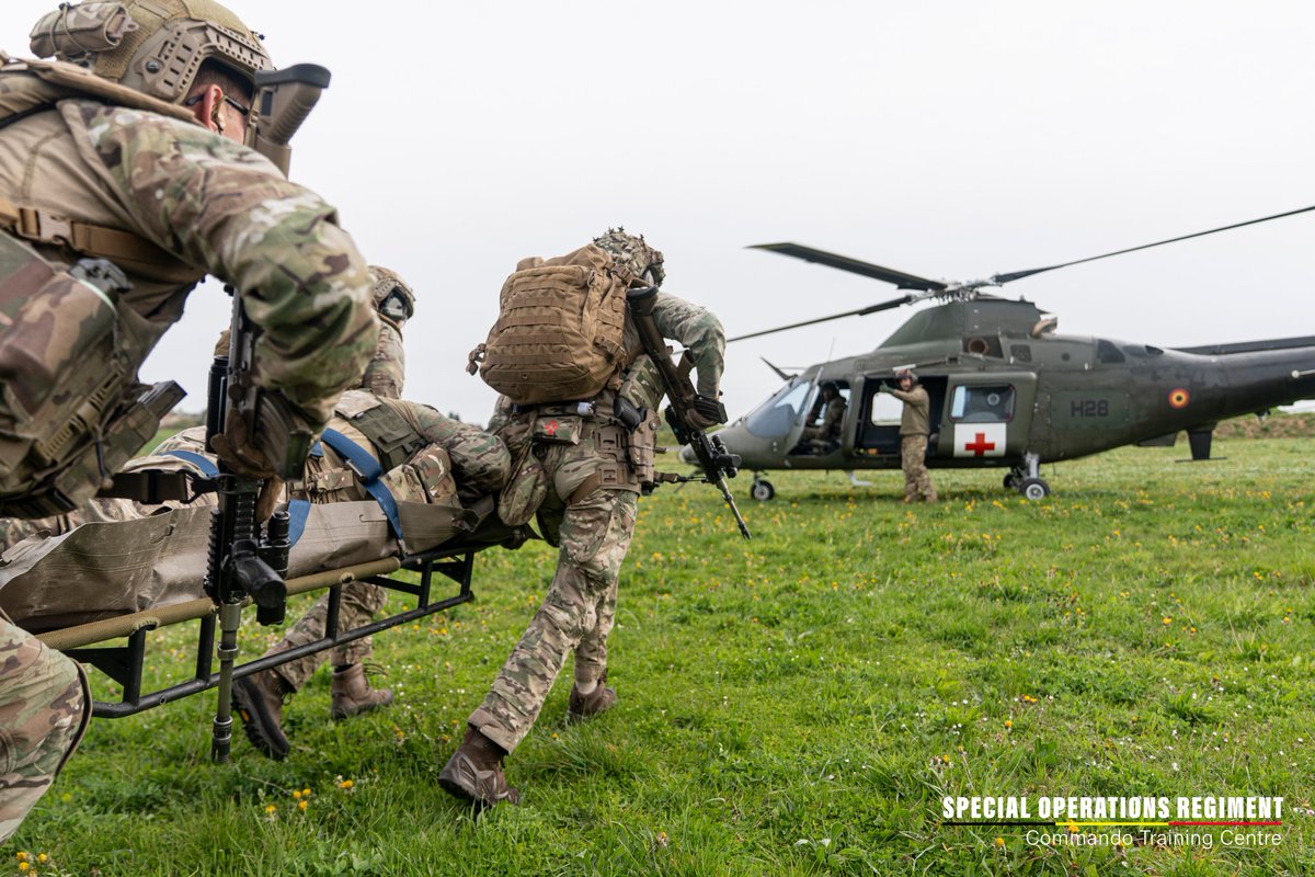 Every second matters 🚁🩺 🇧🇪 Para-Commandos and members of the Belgian ...