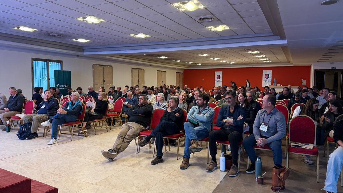 aapresid's tweet photo. 🍇EAR DÍA 3 | “Democratización de datos para digitalizar y agilizar las finanzas”

Junto a Banco  @bindARG  foco en cómo la tecnología y el acceso a la información pueden simplificar procesos y generar nuevas oportunidades. 💡📈 https://t.co/BGbvsgPCU6