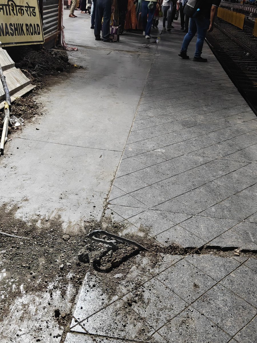 raakeshchavan's tweet photo. @AshwiniVaishnaw @RailMinIndia @BhusavalDivn @drmbct this cable is protruding out on an already narrow platform right next to train track. It's a disaster waiting to happen
Nsk Rd railway station
Platform no 3
#safety https://t.co/j54D6ujr9U
