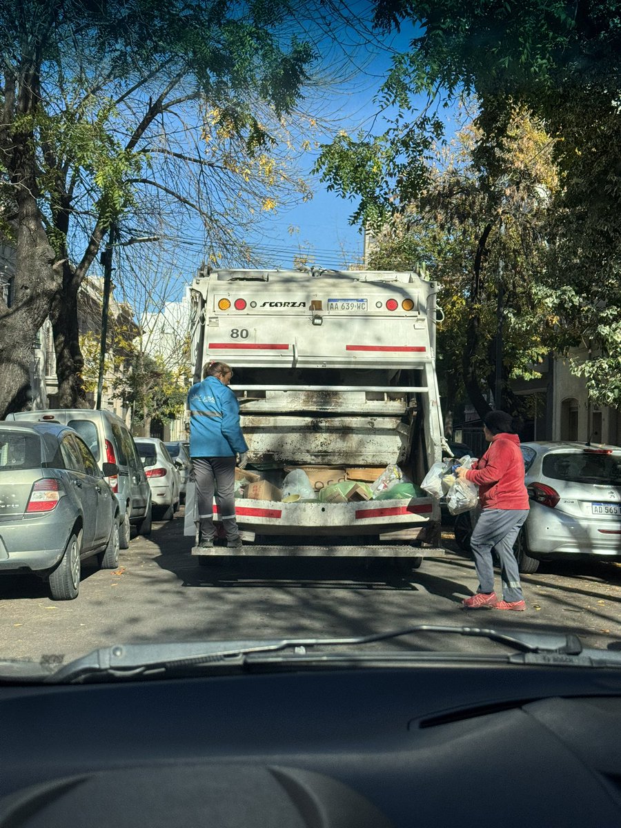 pablenque1's tweet photo. Recolección en el centro a las 10.50 am? Es básico muchachos @LaPlataMLP https://t.co/zCsEyF8jU9
