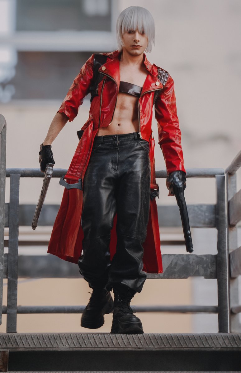 storytellering's tweet photo. More 3 Dante cosplay while we're at it #dmc https://t.co/B7qnadKPg5