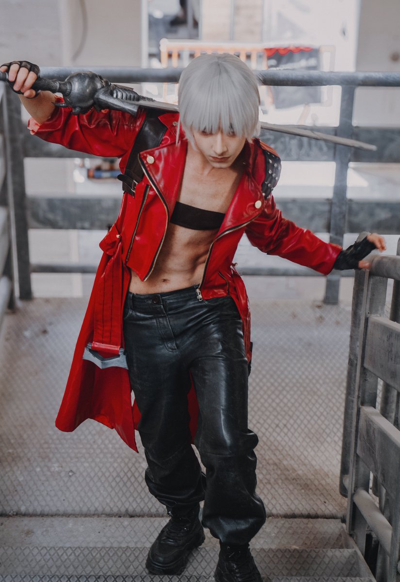 storytellering's tweet photo. More 3 Dante cosplay while we're at it #dmc https://t.co/B7qnadKPg5