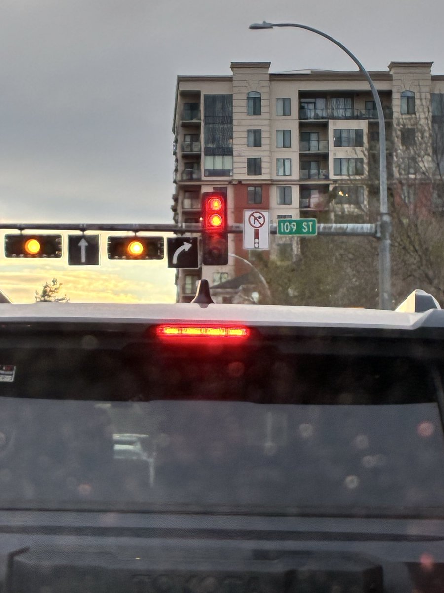 ESPNGM's tweet photo. @CityofEdmonton @reedclarke82 please make this better … no reason to add 12 mins everyday to the commute … no one in sight , but no right?? https://t.co/4vYsPcagqb