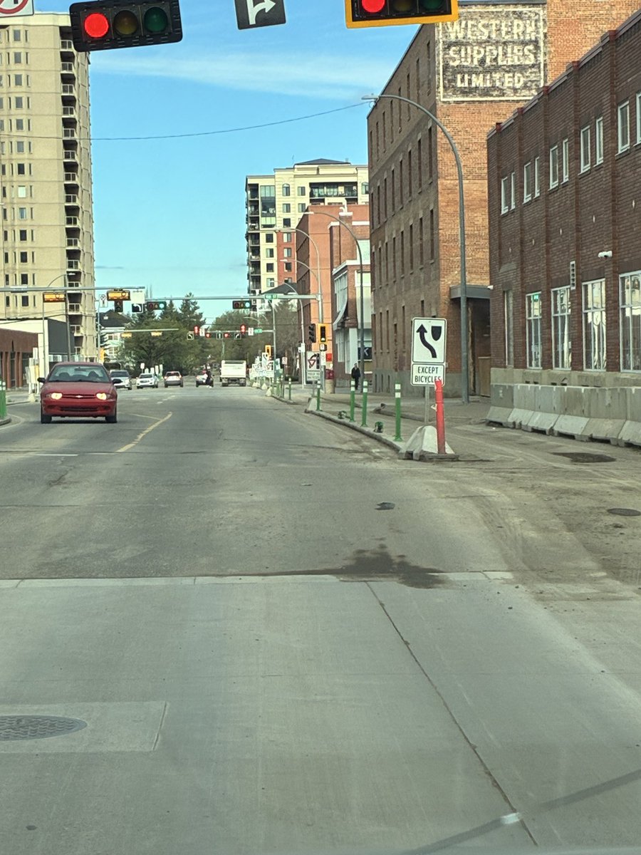 ESPNGM's tweet photo. @CityofEdmonton @reedclarke82 please make this better … no reason to add 12 mins everyday to the commute … no one in sight , but no right?? https://t.co/4vYsPcagqb