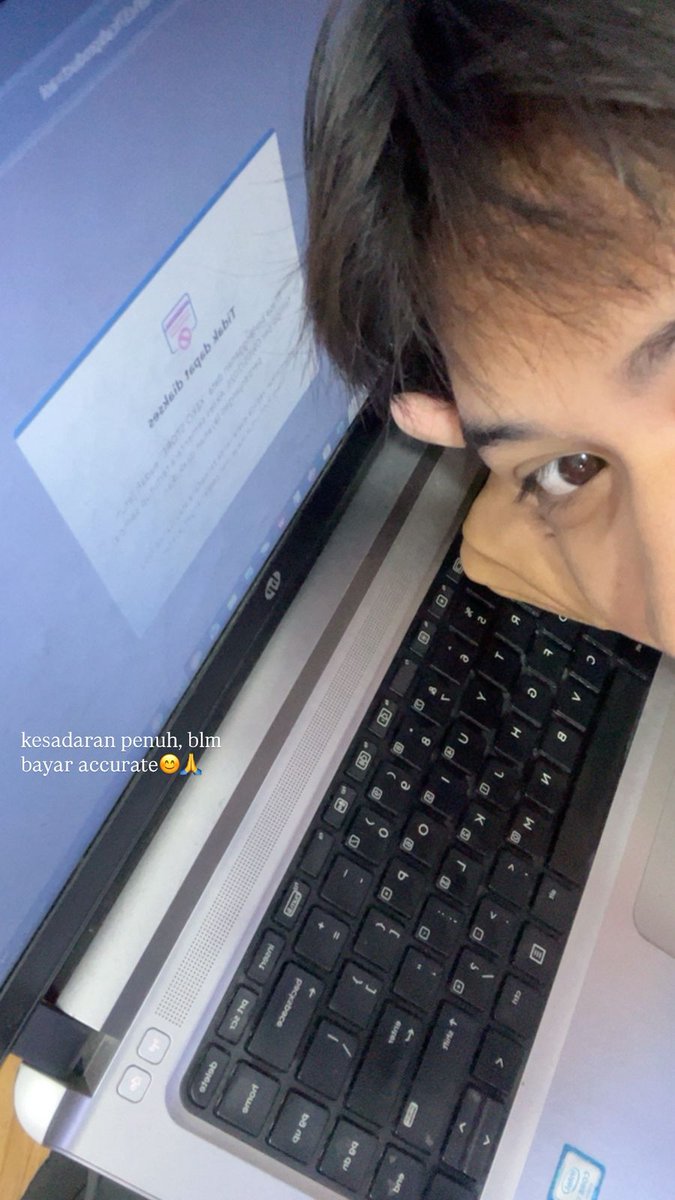 phrince0's tweet photo. di ewe kerjaan dengan rambut mangkok yang kependekan itu https://t.co/4wvF2OnN0p