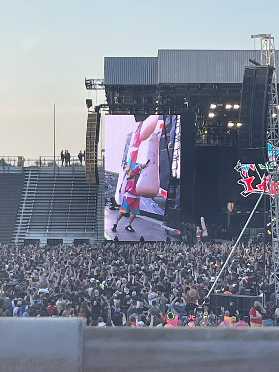 hearts4mych3m's tweet photo. for anyone curious, this is the giant penis in question 😭 this guy goes every year i fuckin love him, these pics are from 2024 https://t.co/dNLGIbhwgk