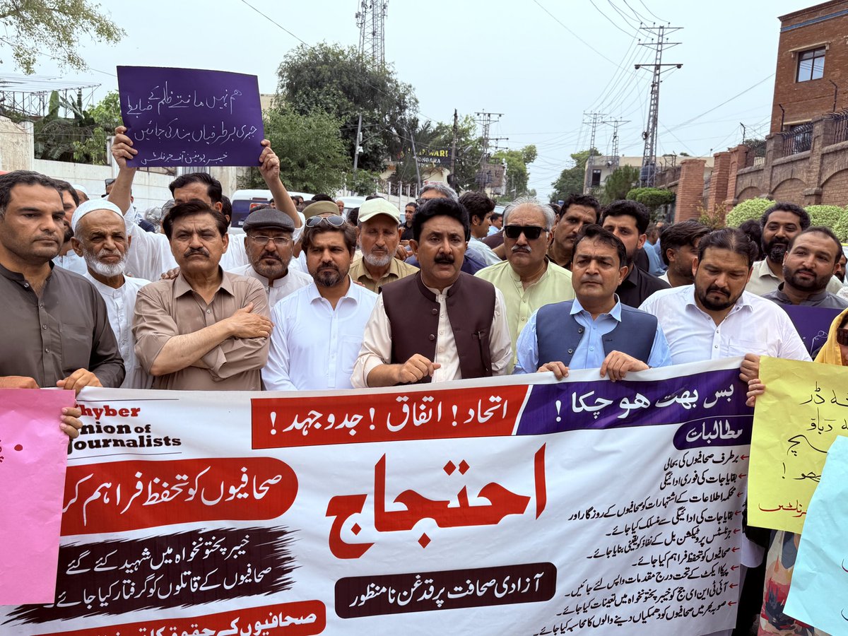 kashifuddinsyed's tweet photo. خیبر یونین آف جرنلسٹس کی کال پر آج پشاور سمیت خیبر پختونخوا بھر میں کارکن صحافیوں،اور دیگر میڈیا ورکرز کے حقوق کے تحفظ، جبری برطرفیوں، تنخواہوں کی عدم ادائیگی اور میڈیا ورکرز کے معاشی استحصال کے خلاف بھرپور احتجاجی مظاہرے کیے گئے،اس سلسلے میں مرکزی احتجاج پشاور پریس کلب کے سامنے منعقد ہوا جبکہ صوبے کے تمام اضلاع میں بھی صحافی برادری نے احتجاجی مظاہروں، ریلیوں اور احتجاجی اجتماعات میں بھرپور شرکت کی،پشاور پریس کلب کے سامنے ہونے والے مرکزی احتجاج میں خیبر یونین آف جرنلسٹس اور پشاور پریس کلب کے عہدیداروں سمیت مردو خواتین صحافیوں کی بڑی تعداد نے شرکت کی،مظاہرین نے ہاتھوں میں پلے کارڈز اور بینرز اٹھا رکھے تھے جن پر میڈیا ورکرز کے حقوق، تنخواہوں کی ادائیگی، جبری برطرفیوں کے خاتمے، جرنلسٹس پروٹیکشن بل کے نفاذ اور آزادیٔ صحافت کے حق میں نعرے درج تھے،احتجاجی مظاہرے کے شرکاء نے مختلف میڈیا اداروں کی جانب سے کارکن صحافیوں اور میڈیا ورکرز کی مسلسل برطرفیوں، کئی کئی ماہ سے تنخواہوں کی عدم ادائیگی، جبری استعفوں، ہراسانی اور میڈیا ورکرز کے معاشی استحصال کے خلاف شدید نعرے بازی کی،مقررین نے کہا کہ میڈیا مالکان کی جانب سے صحافیوں اور میڈیا ورکرز کے ساتھ غیر انسانی رویہ اختیار کیا جا رہا ہے جبکہ حکومت خاموش تماشائی بنی ہوئی ہے،مقررین نے کہا کہ صحافی برادری کو معاشی دباؤ کے ذریعے خاموش کرانے کی کوشش کی جا رہی ہے، جو آزادیٔ صحافت پر براہِ راست حملہ ہے۔ انہوں نے واضح کیا کہ اگر صحافیوں کی آواز دبانے کی کوشش کی گئی تو صحافی برادری ہر فورم پر بھرپور مزاحمت کرے گی،احتجاجی مظاہرے سے خطاب کرتے ہوئے صدر خیبر یونین آف جرنلسٹس کاشف الدین سید،پاکستان فیڈرل یونین آف جرنلسٹس ورکرز کے صدر شمیم شاہد،پشاور پریس کلب کے صدر ایم ریاض سمیت دیگر مقررین نے کہا کہ میڈیا ورکرز کے ساتھ جاری ناانصافیاں اب ناقابلِ برداشت ہو چکی ہیں،انہوں نے کہا کہ صحافیوں کو کئی کئی ماہ سے تنخواہوں سے محروم رکھا جا رہا ہے جبکہ متعدد میڈیا اداروں میں کارکنوں کو جبری طور پر فارغ کیا جا رہا ہے،مقررین نے حکومت خیبر پختونخوا سے مطالبہ کیا کہ محکمہ اطلاعات کے سرکاری اشتہارات کو میڈیا اداروں کی جانب سے کارکن صحافیوں کے بقایا جات کی ادائیگی، جبری برطرفیوں کے خاتمے اور ملازمین کے حقوق کے تحفظ سے مشروط کیا جائے،انہوں نے مطالبہ کیا کہ ایسے میڈیا اداروں کو سرکاری اشتہارات نہ دیے جائیں جو صحافیوں اور میڈیا ورکرز کا استحصال کر رہے ہیں،مقررین نے جرنلسٹس پروٹیکشن بل کے فوری نفاذ اور خیبر پختونخوا میں صحافیوں کو تحفظ فراہم کرنے کا مطالبہ بھی کیا،انہوں نے پیکا ایکٹ کے تحت صحافیوں کے خلاف مقدمات اور نوٹسز کی شدید مذمت کرتے ہوئے کہا کہ کالے قوانین کے ذریعے صحافیوں کو ہراساں کرنا آزادیٔ اظہار پر حملہ ہے،احتجاجی مظاہروں میں وفاقی حکومت اور متعلقہ اداروں سے مطالبہ کیا گیا کہ آئی ٹی این ای جج کو دو دن کے لئے خیبر پختونخوا میں تعینات کیا جائے تاکہ صحافیوں اور میڈیا ورکرز کو درپیش قانونی مسائل کے حل میں آسانی پیدا ہوسکے،خیبر یونین آف جرنلسٹس نے پورے صوبہ کے تمام پریس کلبز اور صحافتی تنظیموں کا شکریہ ادا کرتے ہوئے کہا کہ آج خیبر یونین آف جرنلسٹس کی کال پر پورے صوبہ میں جس طرح صحافیوں نے اتفاق اور اتحاد کا مظاہرہ کیا  اس سے اندازہ ہوتا ہے کہ صحافی برادری اتحاد و اتفاق کے ساتھ اپنے حقوق کے حصول کی جدوجہد جاری رکھے گی، انہوں نے خبردار کیا کہ اگر میڈیا ورکرز کے مسائل فوری طور پر حل نہ کیے گئے، بقایا جات ادا نہ کیے گئے اور جبری برطرفیوں کا سلسلہ بند نہ کیا گیا تو احتجاجی تحریک کا دائرہ پورے ملک تک وسیع کیا جائے گا،مقررین نے واضح کیا کہ صحافی برادری اپنے حقوق کے حصول، بقایا جات کی ادائیگی، جبری برطرفیوں کے خاتمے اور میڈیا ورکرز کے تحفظ کے لیے کسی بھی قربانی سے دریغ نہیں کرے گی۔ انہوں نے اعلان کیا کہ مطالبات تسلیم ہونے تک احتجاجی تحریک مسلسل جاری رہے گی اور اس کا دائرہ مزید وسیع کیا جائے گا۔ مقررین کا کہنا تھا کہ صحافیوں کے حقوق پر کسی قسم کا سمجھوتہ قبول نہیں کیا جائے گا اور متحد ہو کر ہر سطح پر جدوجہد جاری رکھی جائےگی،دوسری جانب خیبر پختونخوا کے دیگر اضلاع میں بھی احتجاجی مظاہرے کئے گئے،مختلف اضلاع میں منعقد مظاہروں سے خطاب کرتے ہوئے مقررین نے اس عزم کا اظہار کیا کہ صحافی برادری اتحاد و اتفاق کے ساتھ اپنے حقوق کے حصول کی جدوجہد ہر سطح پر جاری رکھے گی۔ انہوں نے خبردار کیا کہ اگر میڈیا ورکرز کے مسائل فوری طور پر حل نہ کیے گئے، بقایا جات ادا نہ کیے گئے اور جبری برطرفیوں کا سلسلہ بند نہ کیا گیا تو احتجاجی تحریک کا دائرہ پورے ملک تک وسیع کیا جائے گا۔