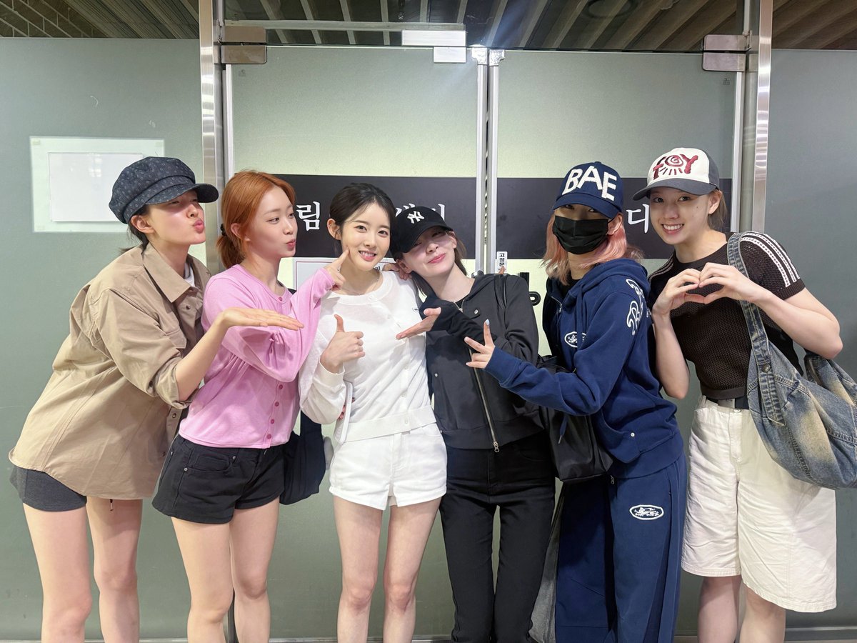iconicstayc's tweet photo. the girls supporting sieun and going to her seopyeonje performance 🥺🩷 how can you not say family https://t.co/fNCEUrayPB