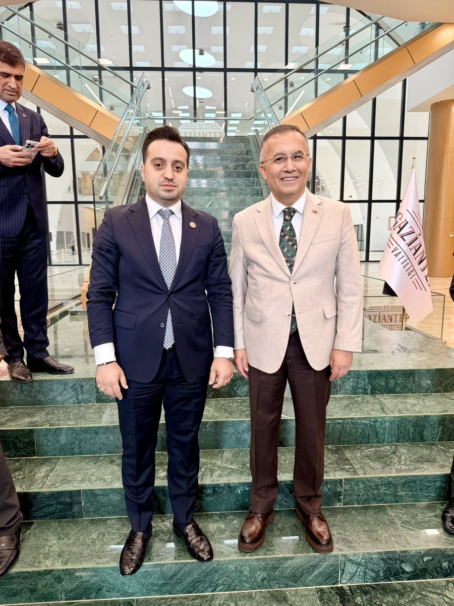 AhmetTitiz27's tweet photo. Türkiye Muhtarlar Derneği yönetim Kurulu üyelerimiz ve muhtarlarımız ile birlikte, Valimiz Sayın Kemal Çeber’i makamında ziyaret ederek mahallelerimizin ihtiyaçları, vatandaşlarımızın talepleri ve yerel yönetim çalışmaları üzerine verimli bir istişare gerçekleştirdik.

Misafirperverliği ve gösterdiği yakın ilgiden dolayı Sayın Valimize teşekkür ediyor, Gaziantep’imiz için birlik ve beraberlik içerisinde çalışmaya devam ediyoruz.🇹🇷
@gantepvaliligi 
@kemalcebervali