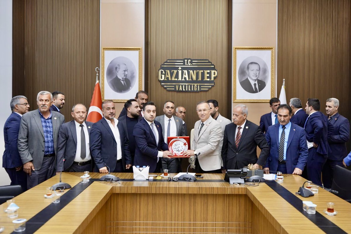 AhmetTitiz27's tweet photo. Türkiye Muhtarlar Derneği yönetim Kurulu üyelerimiz ve muhtarlarımız ile birlikte, Valimiz Sayın Kemal Çeber’i makamında ziyaret ederek mahallelerimizin ihtiyaçları, vatandaşlarımızın talepleri ve yerel yönetim çalışmaları üzerine verimli bir istişare gerçekleştirdik.

Misafirperverliği ve gösterdiği yakın ilgiden dolayı Sayın Valimize teşekkür ediyor, Gaziantep’imiz için birlik ve beraberlik içerisinde çalışmaya devam ediyoruz.🇹🇷
@gantepvaliligi 
@kemalcebervali